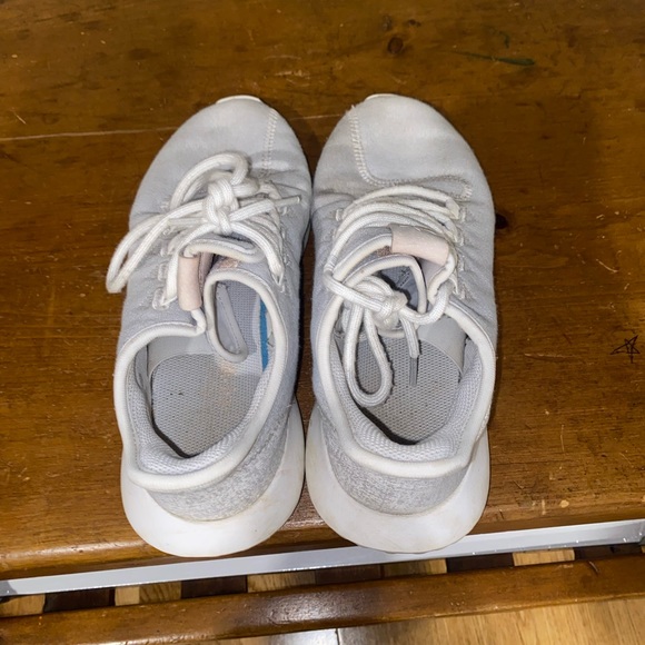 ADIDAS stylish tennis shoes - Picture 5 of 5